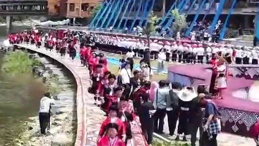 广西龙胜：中外游客沉浸式体验多民族风情