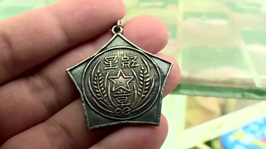 我们的长征八最早勋章见证英雄团长