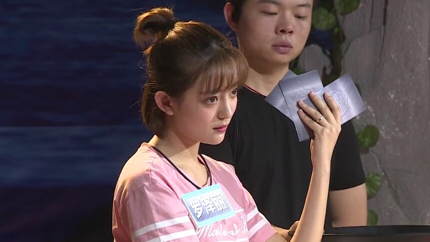 罗泽丽巧设陷阱骗得何丽换牌 助攻孔繁浩成功拿下10分卡牌