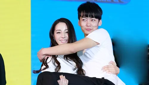 迪丽热巴公主抱帅哥转圈圈,实力女汉子