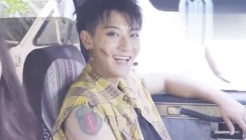 脸红!黄子韬《Beggar》MV花絮,刚刚拍完吻戏