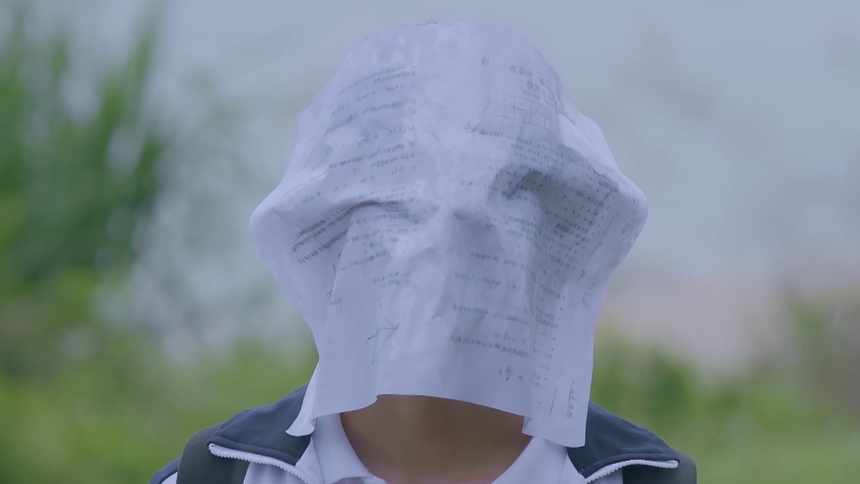 呆萌学长营业：梁又年雨中被卷子糊一脸