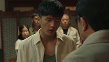 王广源向自己怒砸酒瓶