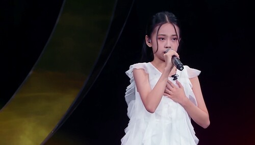 播放00舞台纯享:用歌声表达对爸爸的感谢 夏侯钰涵《有你才有一个家》