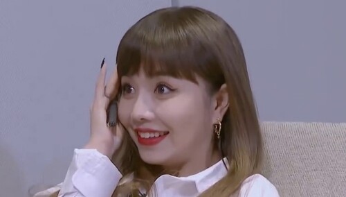 新星主播驾到:小吃货安崎的表情包大赏