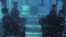 救援队克服恐惧接受水下360度旋转训练