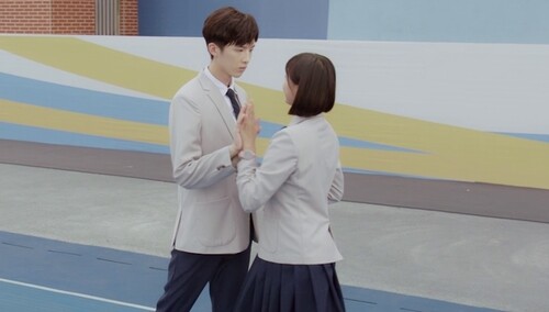 白昼星辰携手入场舞宜凌中学开启校运会模式