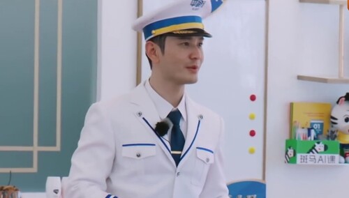 黄晓明穿白色船长服实现儿时 船长梦