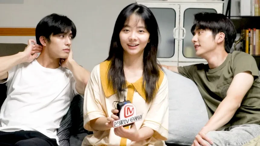 《以家人之名》独家花絮:三兄妹戏外这么甜5555555 超时营业:谭松韵张