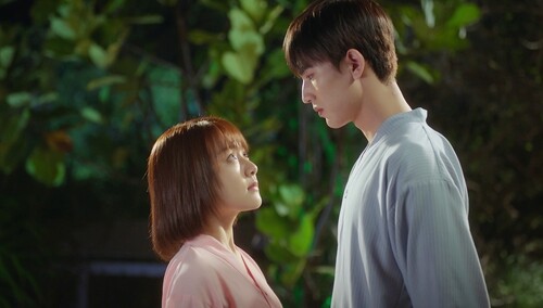 触电cp甜蜜公园约会,接吻正当时被发现了!