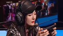 杨幂打游戏选择一个猛男英雄！