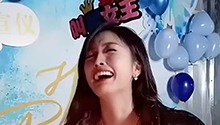 吴宣仪生日蛋糕上摆满整蛊蜡烛
