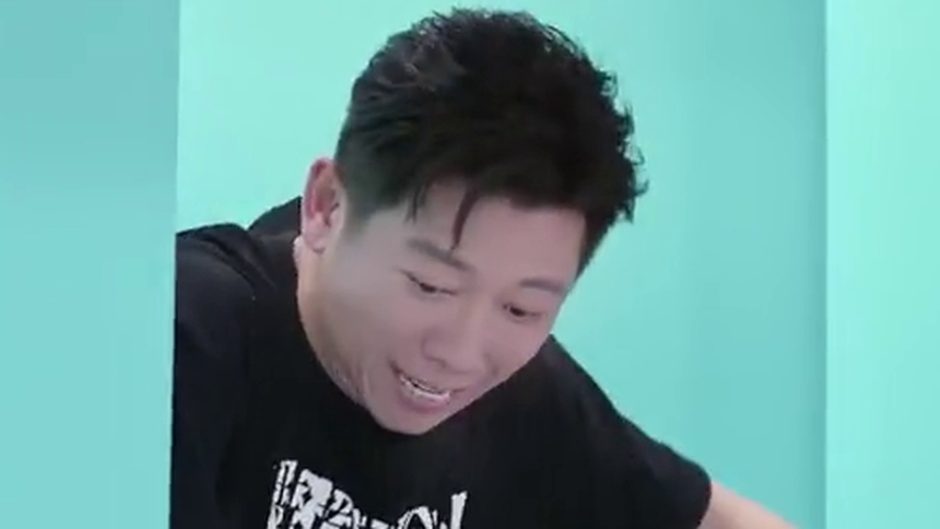 下午茶录制趣事！胡海泉一出场就撞头