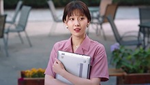 二人幸福拥抱却被偷拍