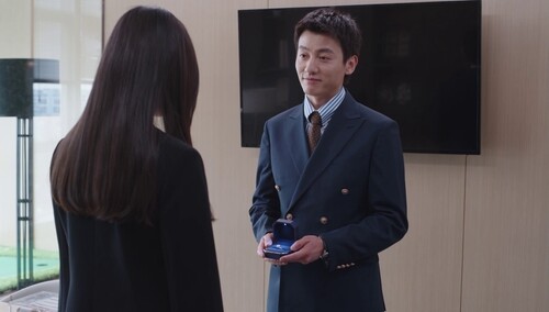 爱的理想生活:滕总求婚戴希希 - 高清视频在线观看 - 芒果tv