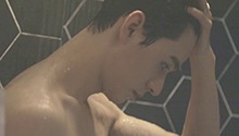 周雨彤偷瞄龚俊“美男出浴”