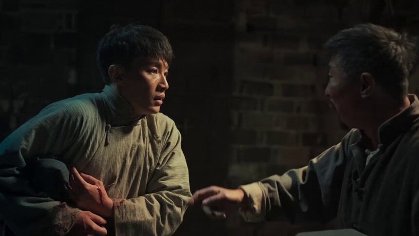 张人亚将红色资料交给父亲张爵谦两代人的守护