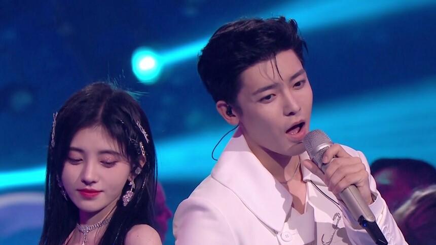 湖南卫视天猫开心夜-纯享:鞠婧祎侯明昊甜蜜对唱《你的眼睛像星星》