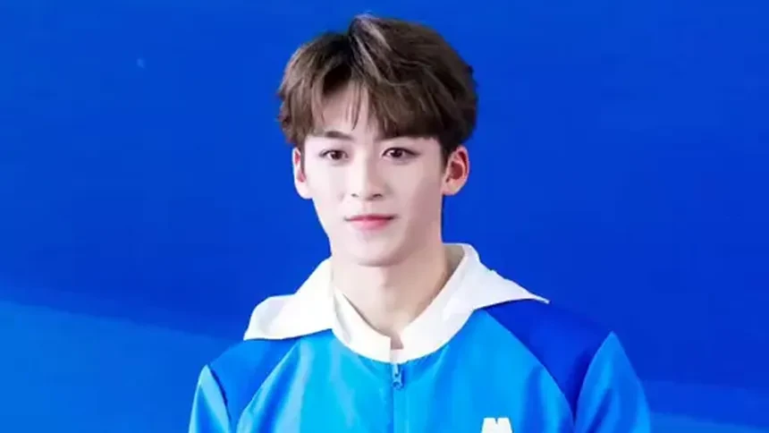 何洛洛在央视镜头下颜值好能打!像穿校服的高中生!