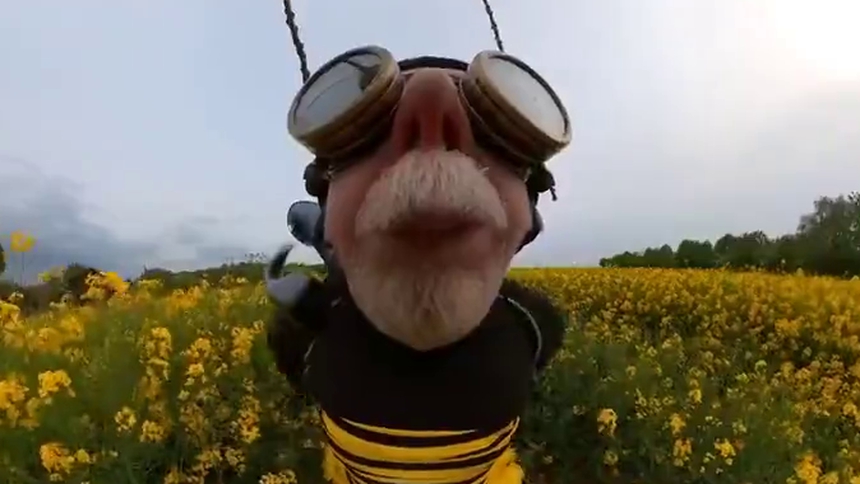 笑死！老爷爷把自己变成了蜜蜂