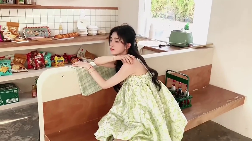 鞠婧祎青草味写真，大片拍摄竟然一直在玩叶子？