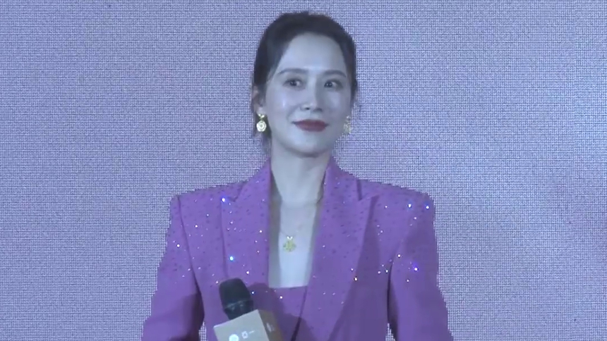 海清亮相品牌活动现场 分享配饰搭配万能公式
