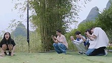 沈月拍摄吃竹筏打卡照