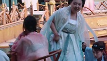 李艺彤再现蔡少芬躲猎人名场面