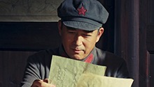 红四军分配缴获的武器，这一刻，大伙儿啃着红薯也格外香甜
