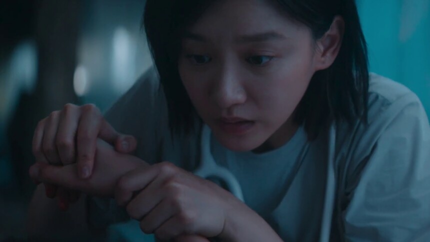安晴给受伤的薯仔看病