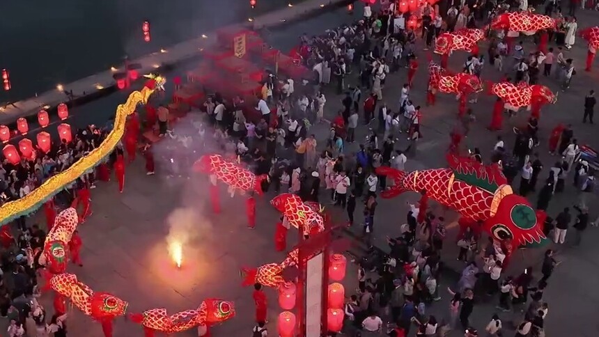 安徽黄山：鱼龙共舞耀呈坎