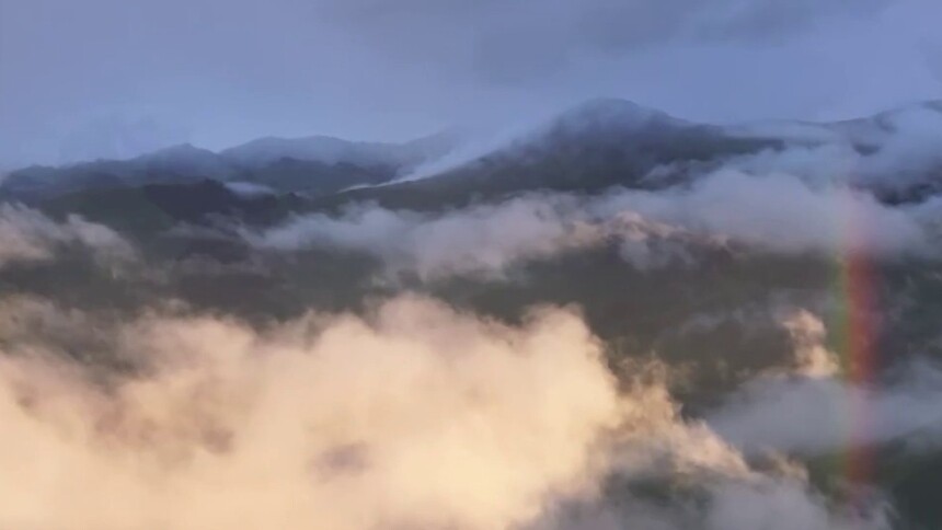 新疆特克斯：雨后阿克塔斯 晨雾彩虹映天山
