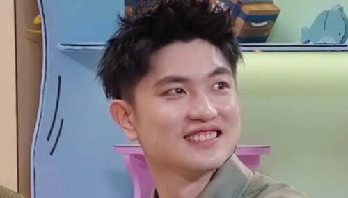 闫涵携子整理房间 忙前忙后兼顾两娃分身乏术