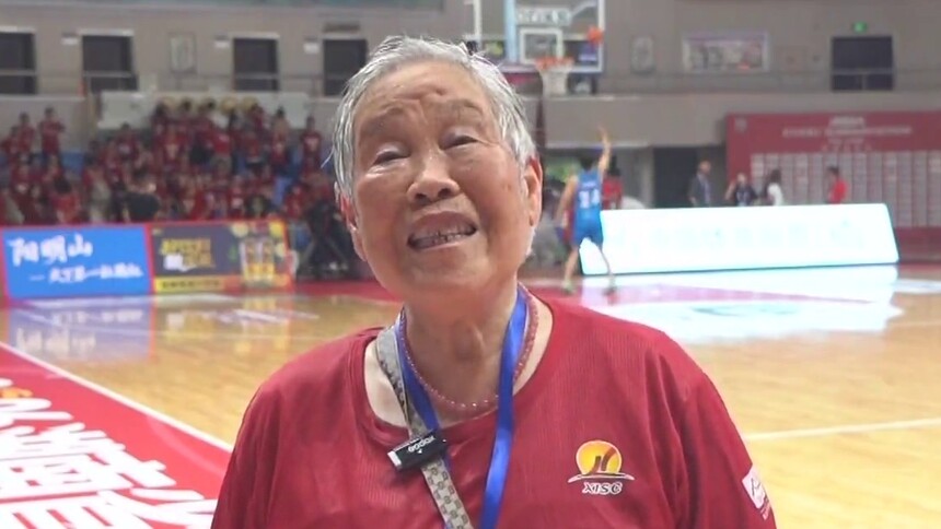 湘BA来了 八旬“球迷奶奶”何伟碧：为热爱呐喊 不分年龄