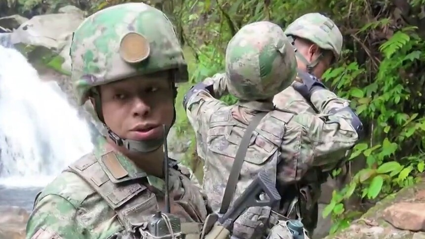 向百年·军事记者走边关丨五月，穿梭在湿热艰险的密林里