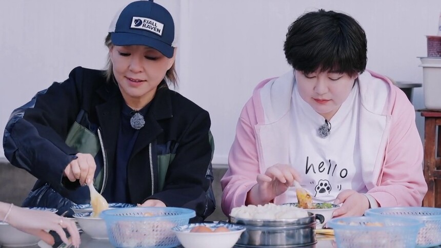 重养女团早市吃不停 云南特色早餐收获一致好评