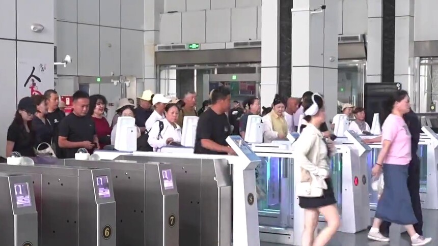 今年中哈霍尔果斯国际边境合作中心入出园人员突破300万人次