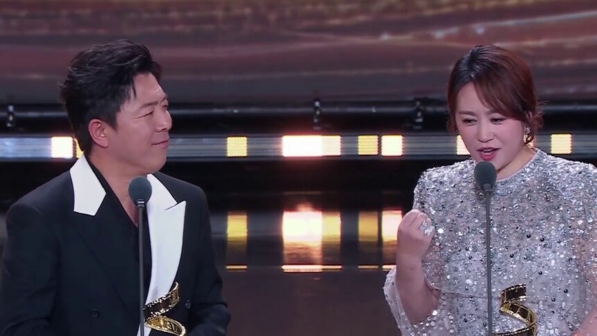 黄渤马丽荣获《年度影响力演员》
