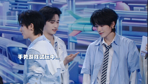 《热爱满格--动感地带芒果卡三周年纪念暨俱乐部3.0发布会》：宋亚轩严浩翔玩手势比划游戏