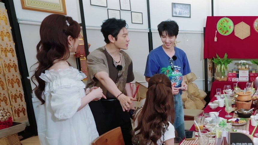 《中餐厅·南洋拾光季》7月17日精彩看点：全员迎来休息日 黄晓明王俊凯争相结账胜负欲飙升