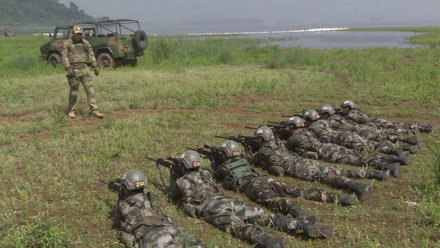 阎王训练女兵们肌肉记忆