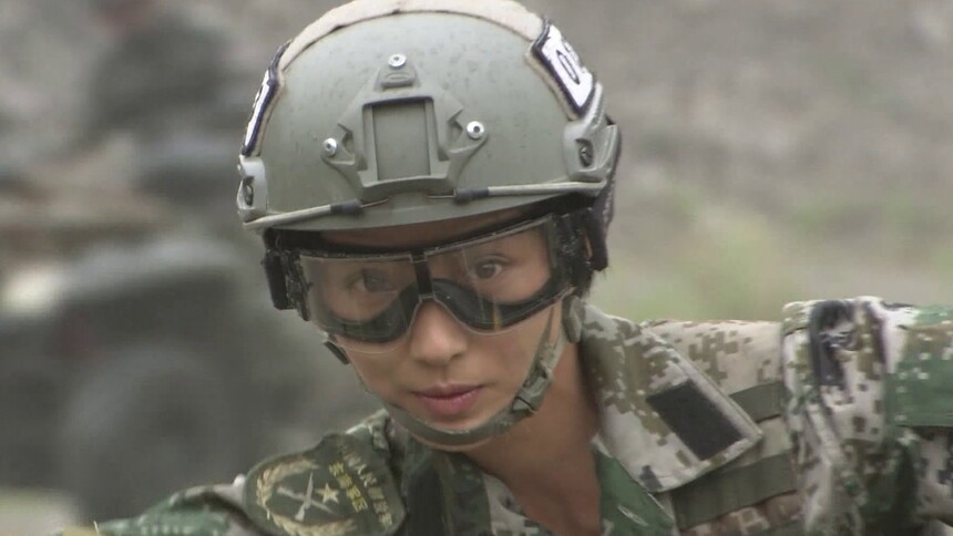 女兵们的训练得到领导的肯定
