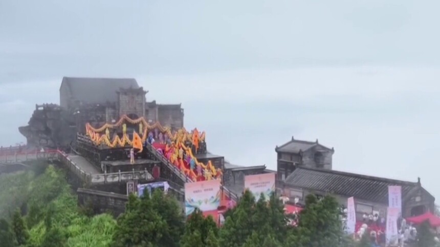 湖南省第十五届运动会 第十二届残疾人运动会火种在南岳祝融峰顶采集