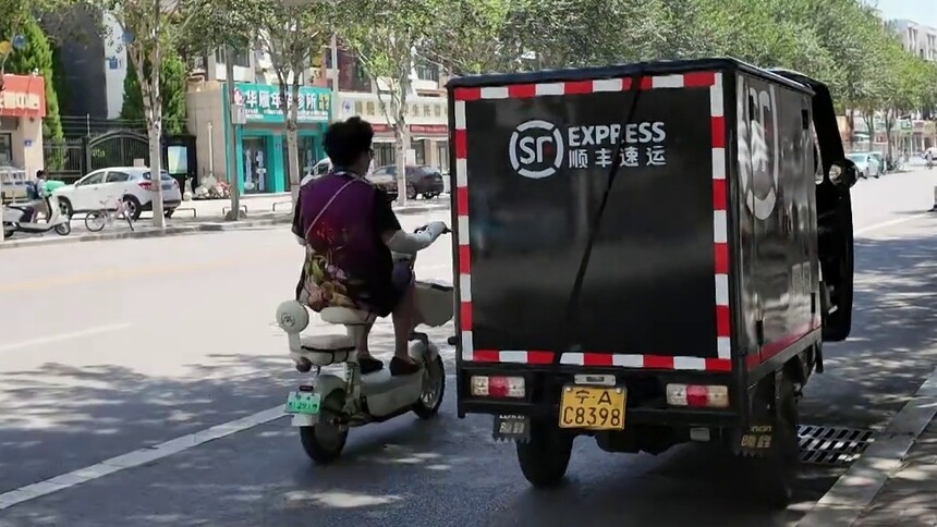 城事·微光丨方寸驿站，如何接住热浪里奔跑的人