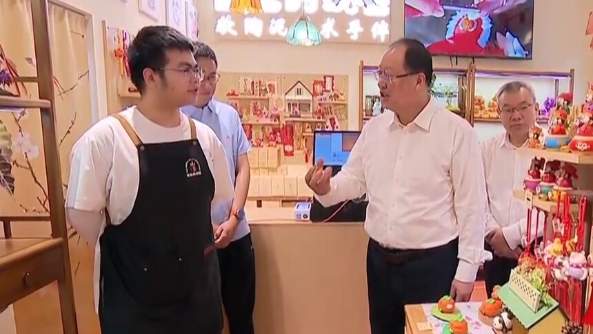 毛伟明在张家界调研时强调 放大生态优势 做强特色产业 持续打造世界级旅游目的地