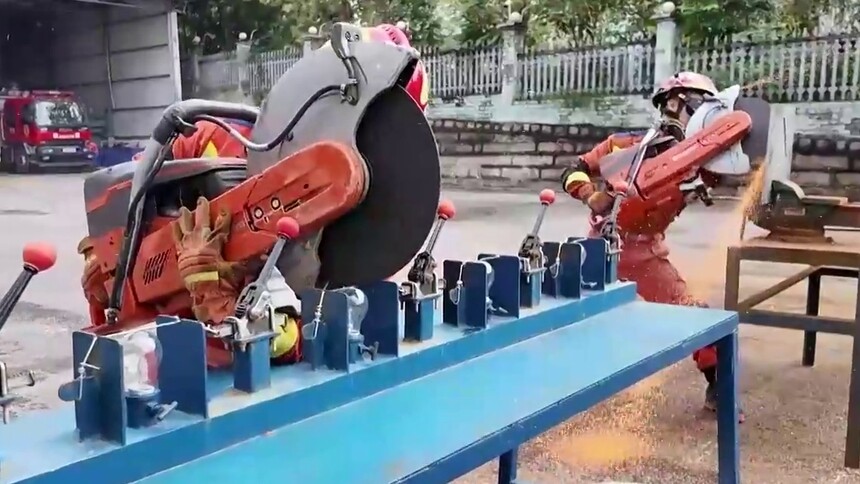 假期不停歇 奋斗在岗位