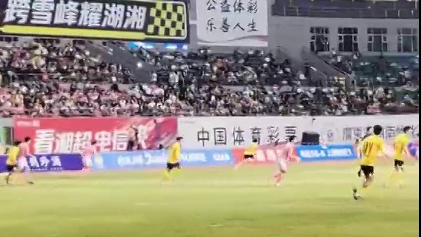 球员赛场奋力拼搏 攻防激烈上演 看台上球迷热血助威 氛围感拉满