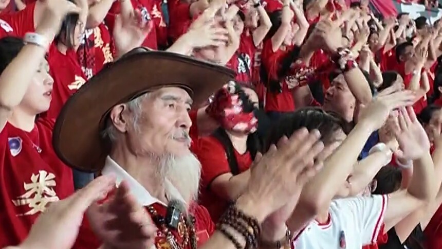 风风火火战湘超 娄邵2比2战平 七旬球迷看台“传递”足球激情