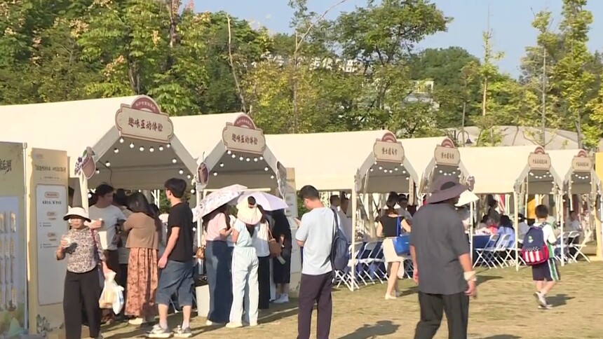 长沙举行中医集市，150名专家团现场问诊：长沙后湖畔举行中医集市 现场问诊多是年轻人
