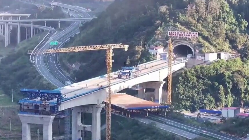广西：黄百铁路全线最大跨度连续梁顺利完工